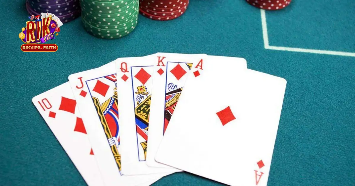 Xếp Hạng Bài Poker - Bảng Thứ Tự Chi Tiết Trên Rikvip 3 Sảnh đồng chất (Straight Flush) - Khi nào có lợi thế?